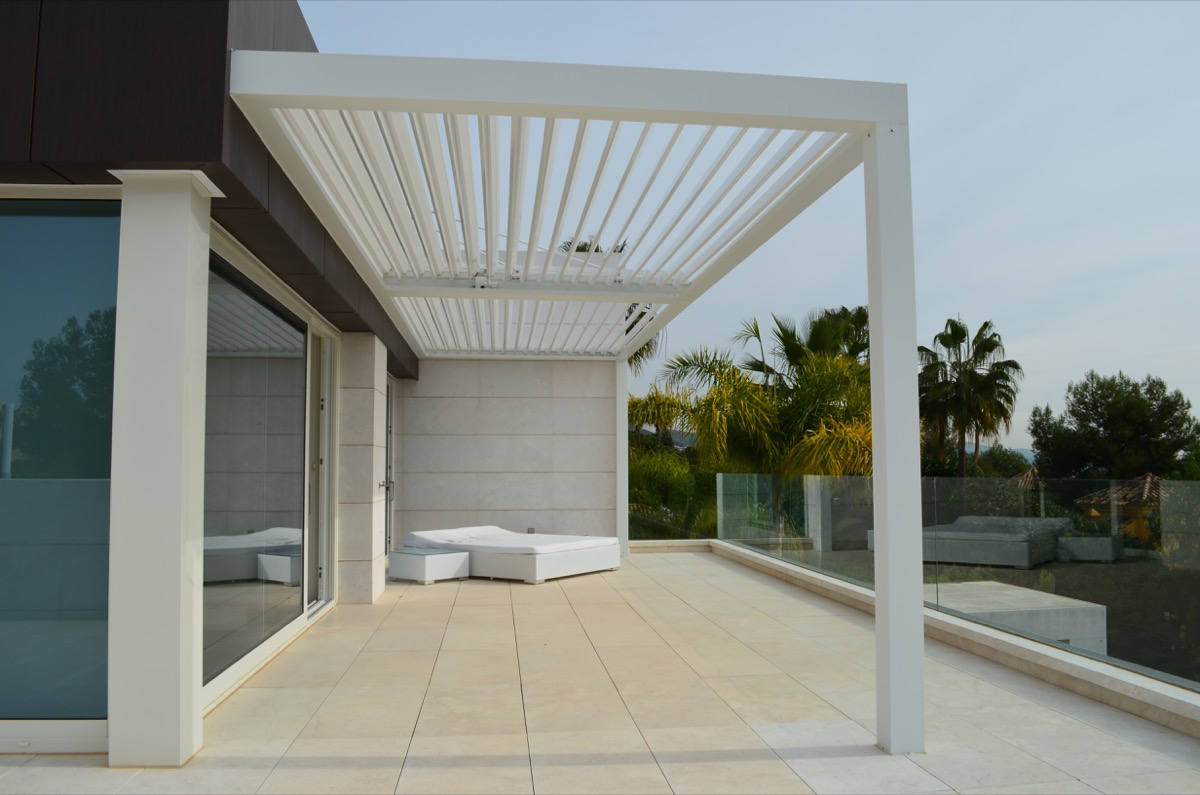 Instalación de pérgola bioclimática en una terraza en Marbella
