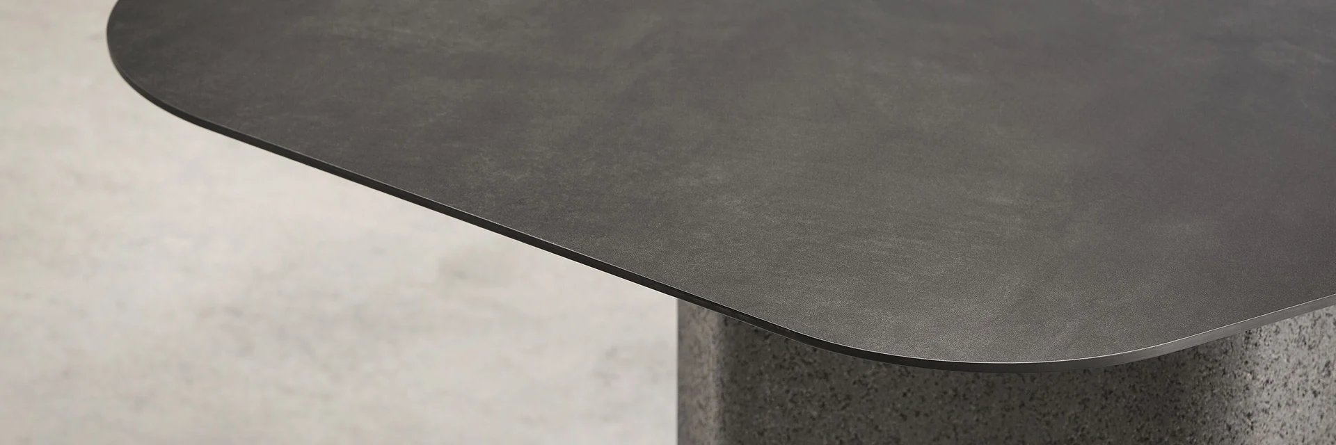 Close view of the dark top and textured base of an Expormim Talo table
